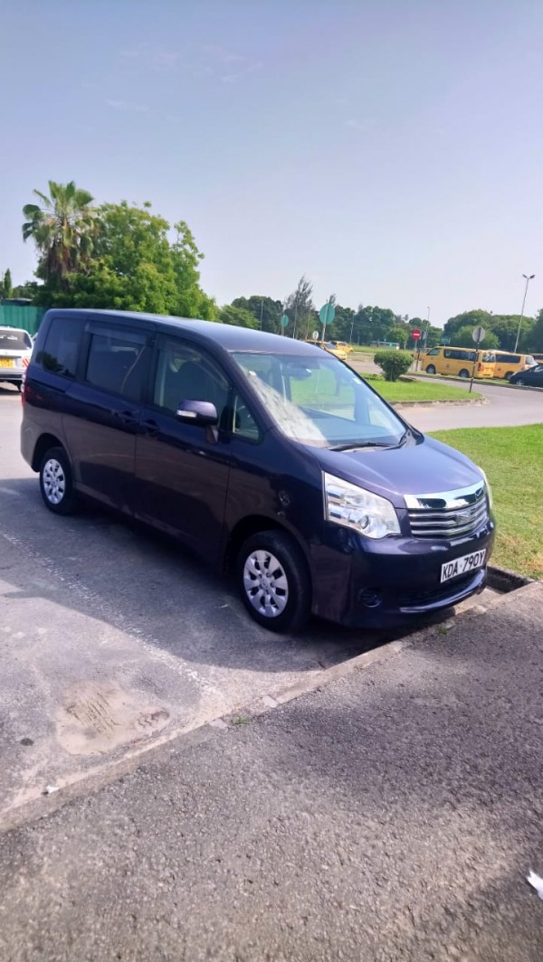 TOYOTA NOAH